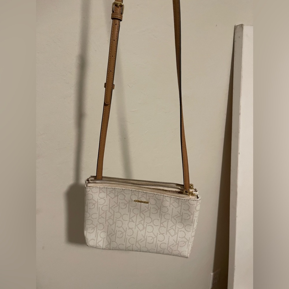 Super cute Calvin Klein clutch purse!